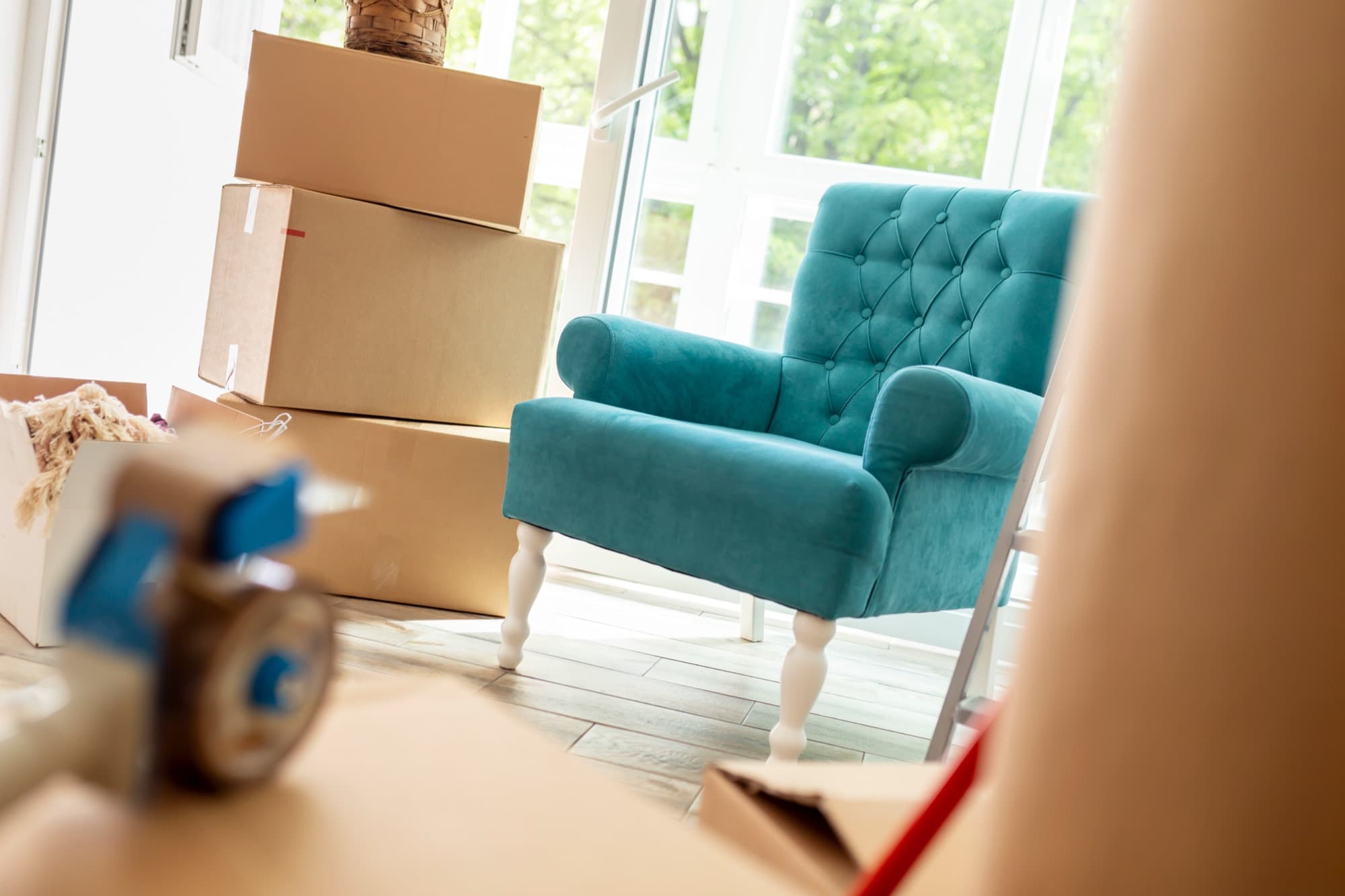 Mudanza en Lleida: cajas preparadas junto a una ventana