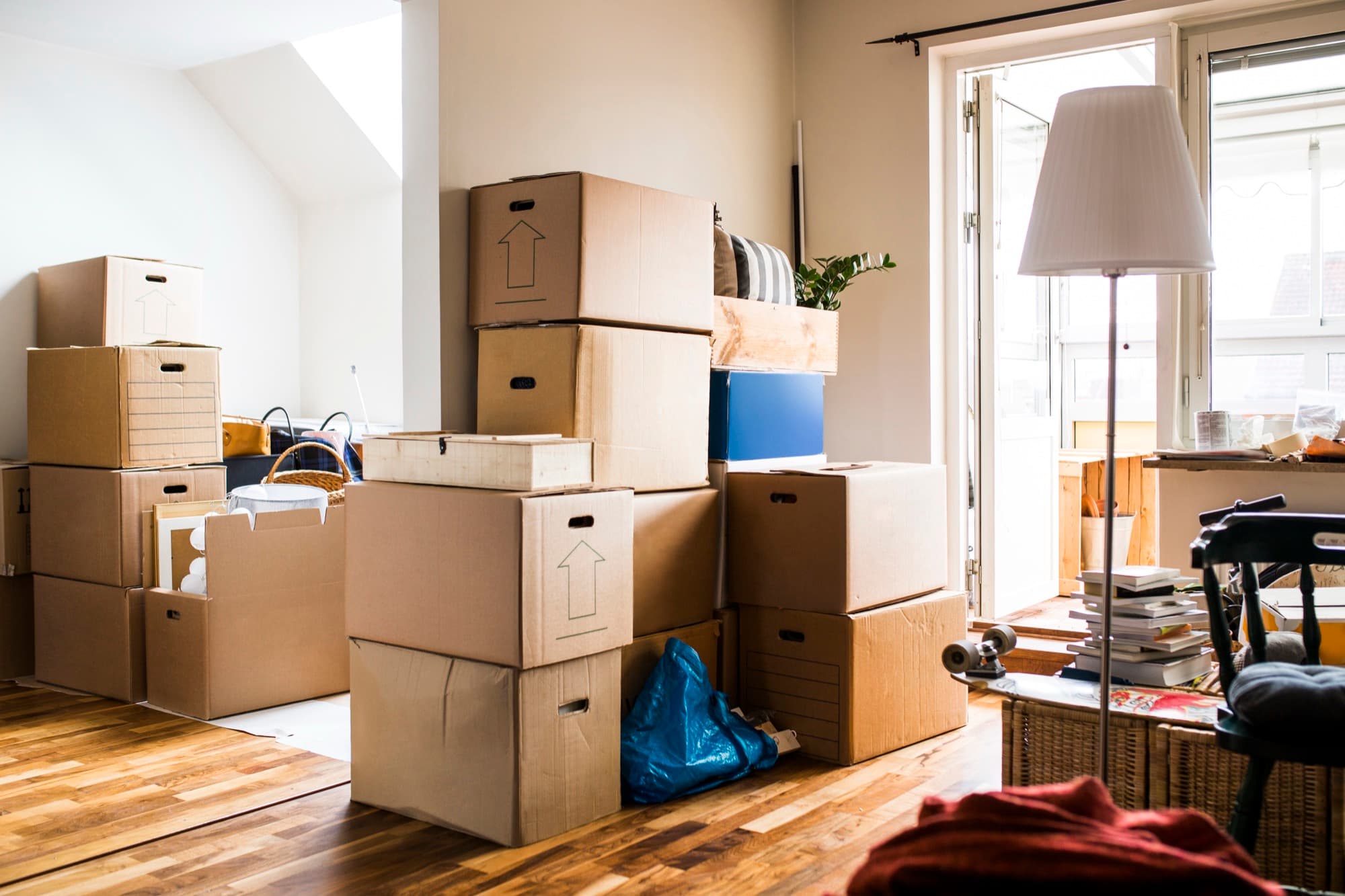 Cajas de mudanza apiladas en una habitación luminosa
