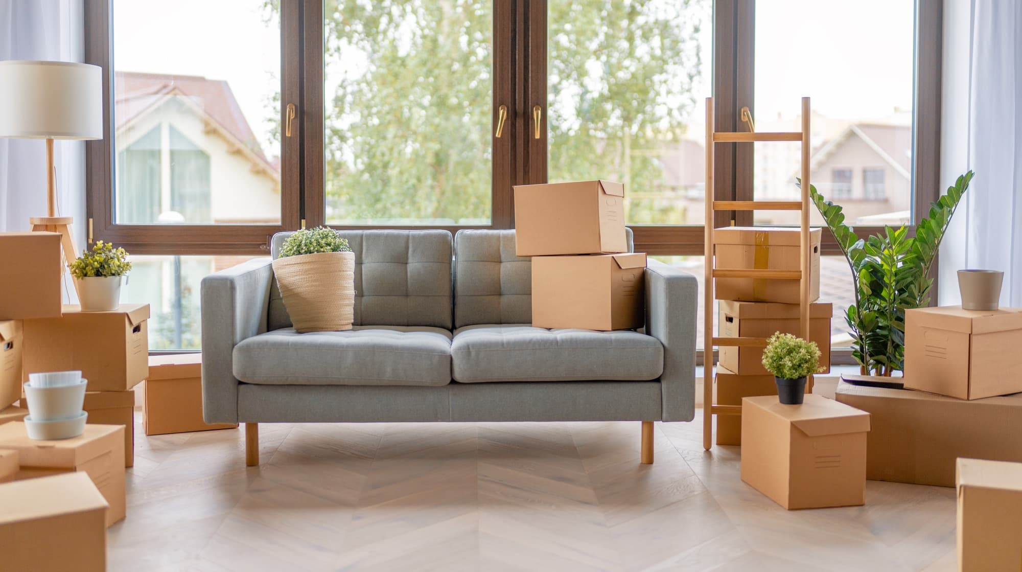Salón de un piso con cajas de mudanza preparadas